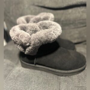 UGG Women's Saniya Mini Boots Black Suede Sheepskin Collar Size 9 1153512